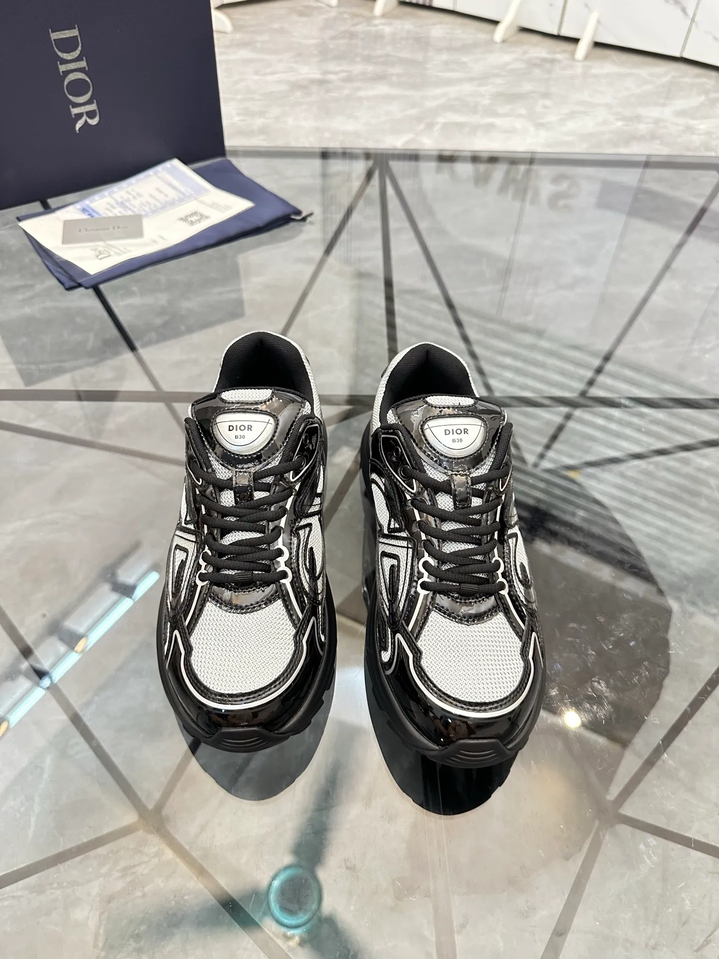 Men's shoes: 💰P400¥ Available in Guangzhou Product trademark: Dior* "Dior*" low-top casual shoes Regular size: 35-46 (can be customized to 47) Couple style Product materials: Upper imported cowhide stitched with original fabric, breathable lining, ultra-light foam original outsole. No.: 007